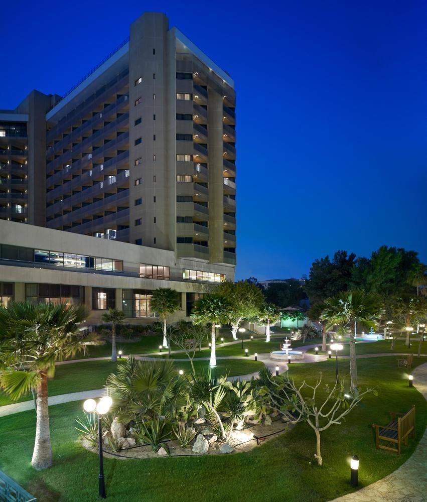 Le Meridien Al-Khobar Eksteriør bilde The campus at night