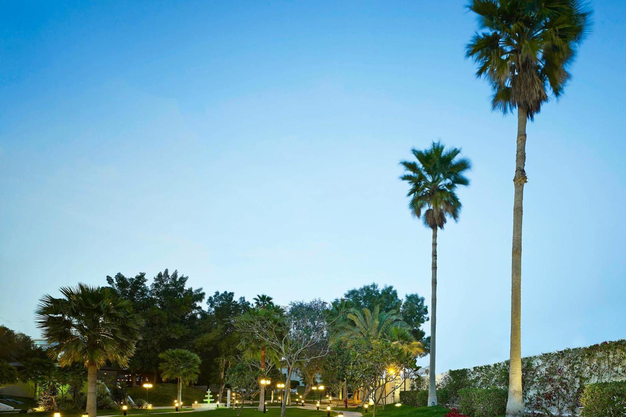 Le Meridien Al-Khobar Eksteriør bilde Palm trees at the University of California, Irvine