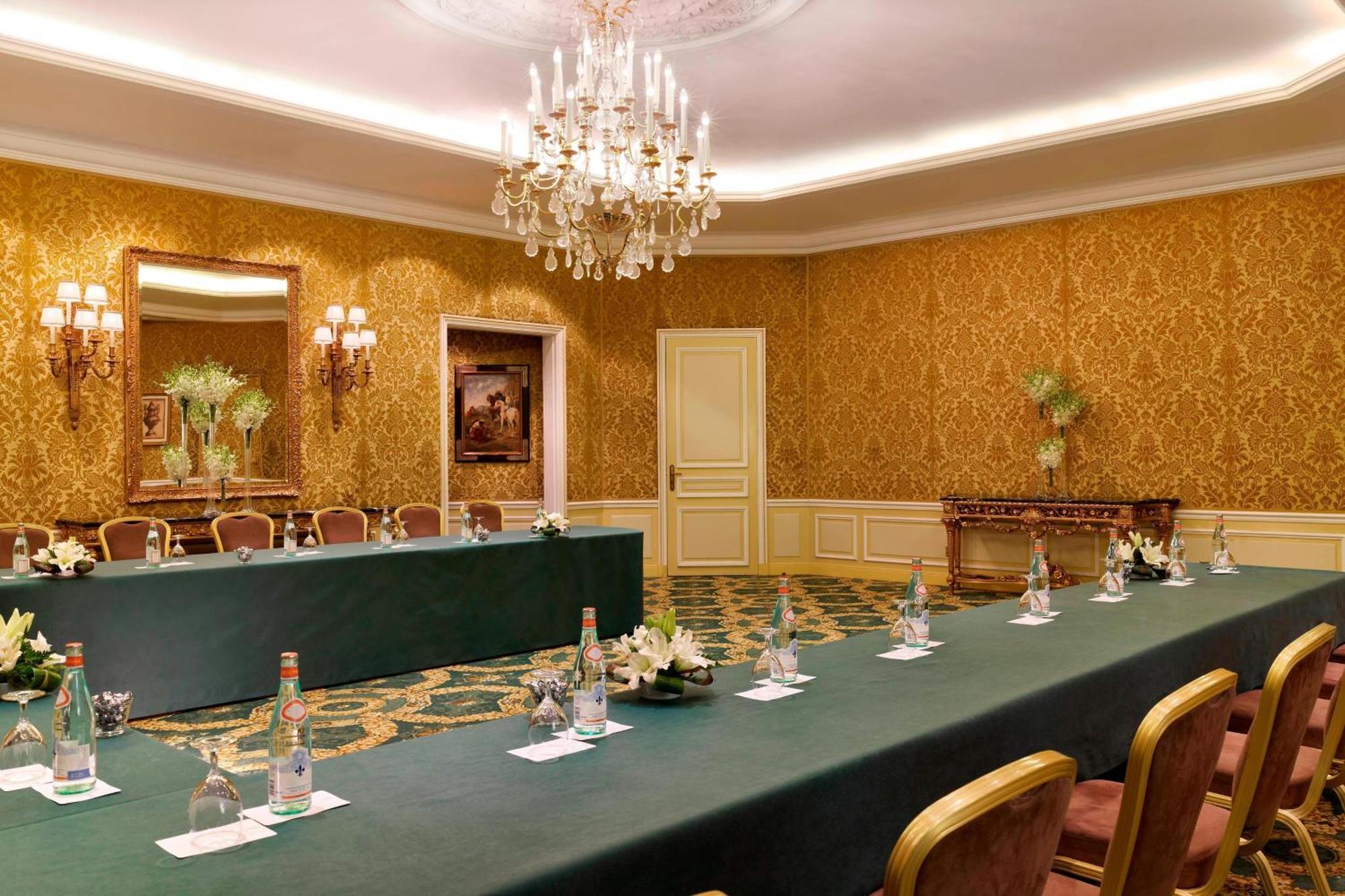 Le Meridien Al-Khobar Eksteriør bilde The meeting room of the G7