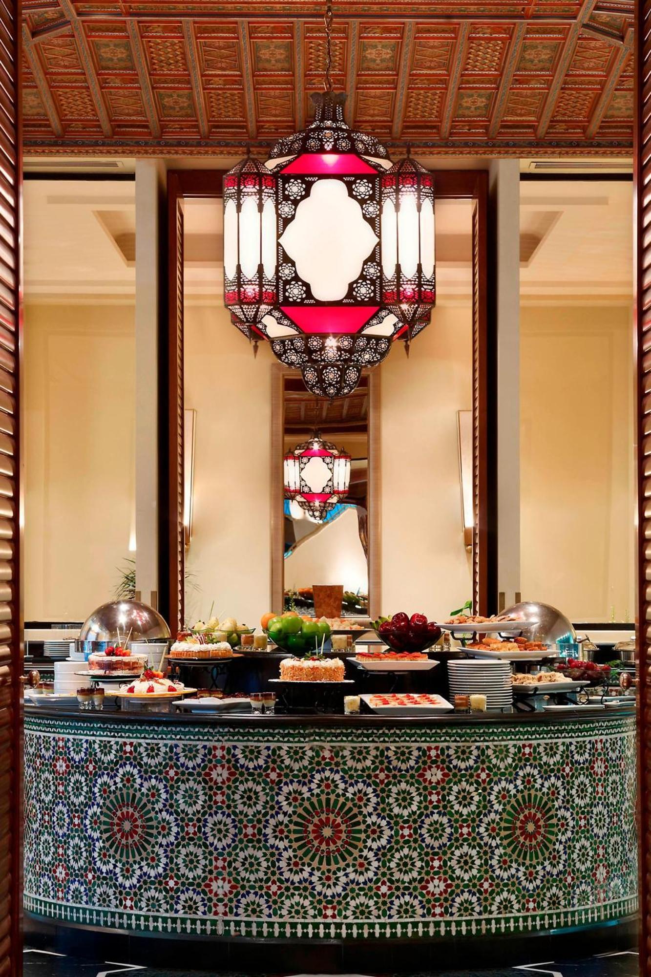 Le Meridien Al-Khobar Eksteriør bilde A buffet at a hotel
