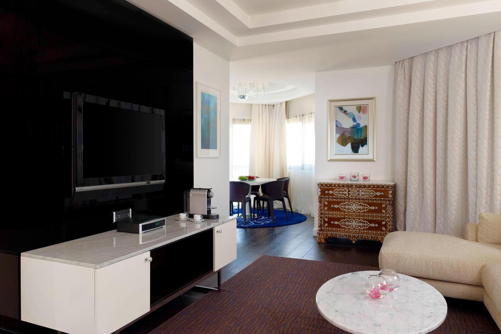 Le Meridien Al-Khobar Eksteriør bilde A living room in a typical apartment