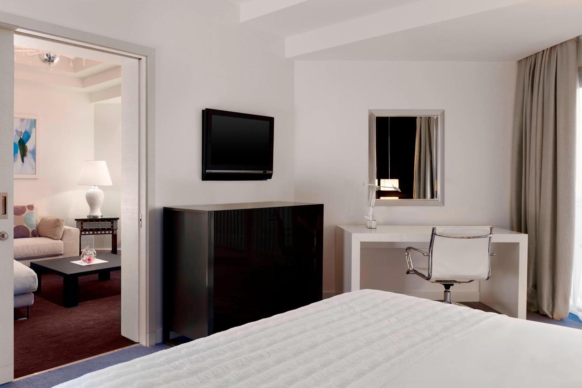 Le Meridien Al-Khobar Eksteriør bilde A typical bedroom in a typical hotel