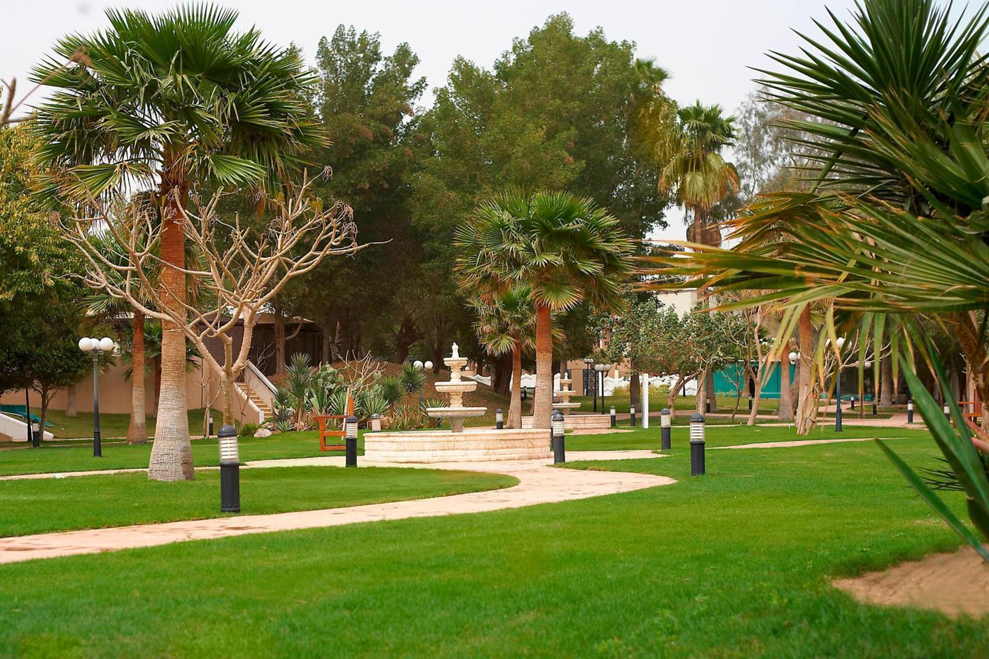 Le Meridien Al-Khobar Eksteriør bilde The park of the hotel